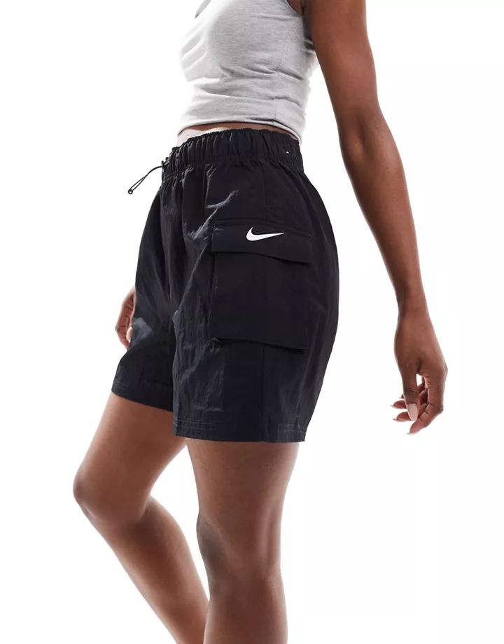 Pantalones cortos negros cargo con logo pequeño de Nike