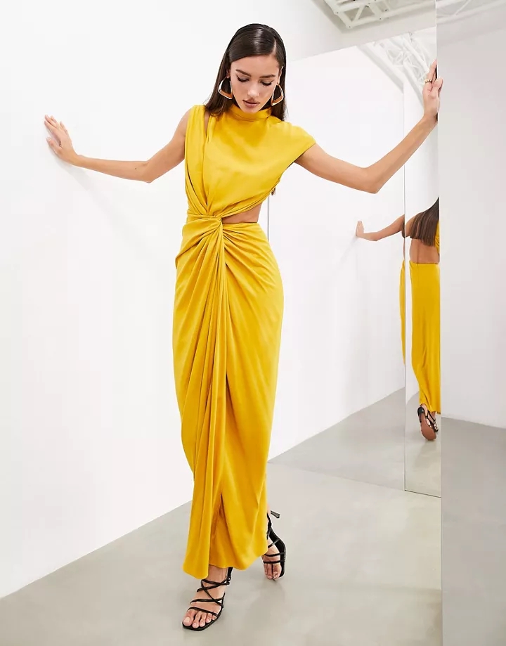 Vestido largo amarillo dorado con cuello alto con abert