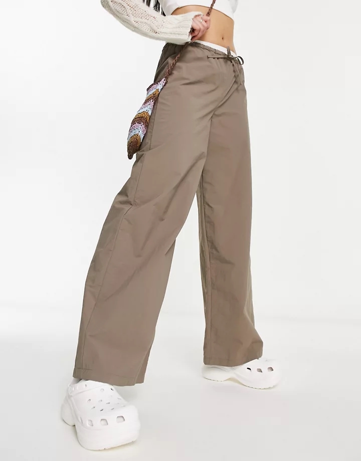 Pantalones color moca de estilo paracaidista, pernera ancha y talle bajo de nailon de COLLUSION Gris cn7BwTqp